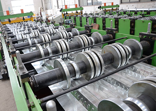 開口樓承板生產車間